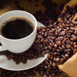 Café: aliado ou vilão? Gustavo Luíz Guilherme Pinto analisa os efeitos da cafeína no bem-estar e na saúde.