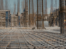 Análise de Valderci Malagosini Machado sobre o uso de mini painéis treliçados em estruturas com mudança de uso e estratégias para ajustar a rigidez sem aumentar o peso.