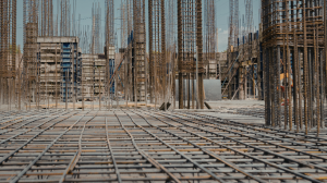 Análise de Valderci Malagosini Machado sobre o uso de mini painéis treliçados em estruturas com mudança de uso e estratégias para ajustar a rigidez sem aumentar o peso.