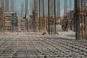 Análise de Valderci Malagosini Machado sobre o uso de mini painéis treliçados em estruturas com mudança de uso e estratégias para ajustar a rigidez sem aumentar o peso.