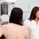 A importância dos exames de imagem na prevenção do câncer de mama é analisada por Vinicius Tadeu Sattin Rodrigues com foco no diagnóstico precoce.