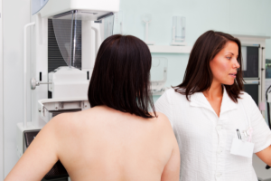 A importância dos exames de imagem na prevenção do câncer de mama é analisada por Vinicius Tadeu Sattin Rodrigues com foco no diagnóstico precoce.