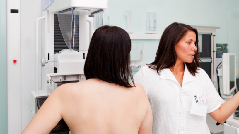 A importância dos exames de imagem na prevenção do câncer de mama é analisada por Vinicius Tadeu Sattin Rodrigues com foco no diagnóstico precoce.