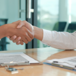 Decisões de projeto influenciam diretamente o conforto térmico e a eficiência no mercado imobiliário. Alex Nabuco Dos Santos destaca que orientação solar e escolha de materiais são determinantes.