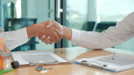 Decisões de projeto influenciam diretamente o conforto térmico e a eficiência no mercado imobiliário. Alex Nabuco Dos Santos destaca que orientação solar e escolha de materiais são determinantes.