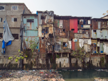 Moradia precária em Mato Grosso expõe falhas estruturais nas políticas públicas habitacionais