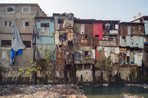 Moradia precária em Mato Grosso expõe falhas estruturais nas políticas públicas habitacionais